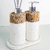 Kit lavabo Atenas composto por dois recipientes decorativos em cerâmica com texturas naturais e um suporte, ideal para banheiros.