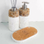 Kit lavabo Atenas composto por dois frascos brancos com detalhes em pedras e um suporte de cortiça.