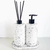Kit Lavabo Milão com dois dispensers brancos e palitos aromatizadores em um suporte.