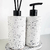 Conjunto de kit lavabo Milão com dois recipientes de concreto branco com detalhes pretos, um com bomba para sabonete e o outro com varetas para difusor de ambiente.