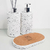 Kit lavabo Milão com dois frascos brancos de design moderno e uma base de cortiça.