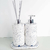 Kit lavabo Safira composto por dois dispensadores e um suporte, com design moderno em tons de branco e detalhes em azul.