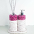 Kit Lavabo Malaya com frascos de sabonete e difusor, decorados com pedras roxas e base branca.