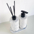 Kit lavabo Safira com dois frascos brancos decorativos e palitos difusores em uma bandeja.