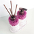 Kit Lavabo Malaya com frascos decorativos de cristais roxos e suporte branco.