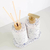 Kit Lavabo Safira com dispenser e difusor em base branca com detalhes em azul e dourado.