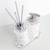 Kit Lavabo Safira com dispensador e varetas aromáticas em base branca com detalhes azuis.