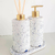 Kit lavabo Safira com dispensador e difusor em base de material texturizado com detalhes em azul.