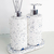 Kit lavabo Safira com dois frascos brancos e um suporte, decorado com detalhes em azul.