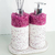 Conjunto de kit lavabo Malaya com dispensador e difusor, decorado com cristais rosa e base branca texturizada.