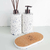 Kit Lavabo Safira composto por dois frascos brancos com detalhes em azul e um suporte em cortiça.