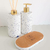 Kit lavabo Safira com frascos brancos decorados e base de cortiça.