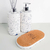 Kit Lavabo Safira composto por dois frascos brancos com detalhes coloridos e uma base de cortiça.