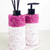 Conjunto de kit lavabo Malaya com frascos decorados em rosa e branco, contendo difusor e dispenser.