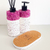 Kit Lavabo Malaya com frascos decorativos e base de cortiça.