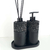 Kit Lavabo Roma com dois frascos pretos, um difusor e um dispenser de sabonete, com base em formato oval.