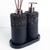 Kit Lavabo Roma com frascos decorativos em preto e detalhes em metal, ideal para banheiros e lavabos.