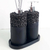 Kit lavabo Roma com design moderno, composto por dois dispensadores pretos e um porta-vela, ideal para banheiros e lavabos.