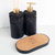 Kit Lavabo Roma com dois dispensadores e uma base de cortiça, ideal para banheiros e lavabos.