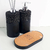 Kit Lavabo Roma com frascos de dispenser e difusor em estilo artesanal, base em cortiça e detalhes em preto.
