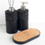 Kit Lavabo Roma com dois frascos decorativos de design moderno em preto e um suporte de cortiça.