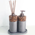 Kit de aseo Pekín con dispensador y varillas decorativas, ideal para lavabo.