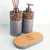 Kit de Aseo Pekín con dispensador, dos frascos decorativos y base de corcho.