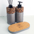 Kit de aseo Pekín con dispensador y difusores, decorado con piedras y base de corcho.