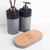 Kit Lavabo Tóquio com dispenser e difusor de ambiente em tons de cinza e base de cortiça.