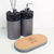 Kit Lavabo Tóquio com frascos em tom cinza e detalhes em preto, ideal para decoração moderna.