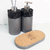 Kit Lavabo Tóquio com dois frascos cinzas e uma base de cortiça, ideal para decoração de banheiro.