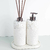Conjunto de itens para lavabo Santorini, incluindo dois dispensadores decorativos com pedras brancas e palitos aromatizantes.