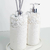 Kit lavabo Santorini com frascos brancos decorados com pedras brancas e tampa cromada.