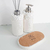 Conjunto de itens de lavabo Santorini com dois frascos brancos decorados com pedras brancas e um suporte de cortiça.