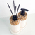 Kit Lavabo Duna com frascos decorativos e pedras naturais, ideal para elegância no banheiro.