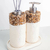 Kit Lavabo Duna com dispenser e difusor, adornado com pedras naturais, em base branca elegante.