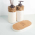 Kit Lavabo Duna com dois dispensers e uma base de cortiça, com detalhes em pedras naturais.