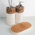 Kit Lavabo Duna com dois frascos decorativos em tons neutros e um suporte de cortiça.
