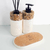 Kit Lavabo Duna com dois frascos decorativos e uma base de cortiça, destacando elegância e charme natural.