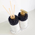 Conjunto de produtos para lavabo, incluindo um dispenser de sabão e um difusor de aromas, com detalhes em preto e ouro.