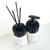 Kit lavabo Paris com dispenser e difusor, adornado com detalhes pretos e base branca com texturas.