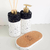 Kit Lavabo Paris com frascos de decoração em preto e branco, incluindo um difusor e um dispenser de sabonete, com base de cortiça.