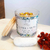 Vela aromática Vanilla Bliss da coleção Satin Breeze, feita com cera de coco e decorada com flores secas.