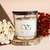 Vela aromática Skye de vanilla em recipiente de vidro com tampa, decorada com flores secas.
