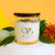Vela aromática Vela Skye - Mel e Limão em recipiente de vidro com decoração natural ao fundo