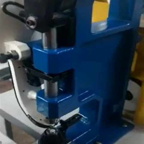 Máquina De Ilhoses Klein Ilhos 51