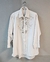 Camisa branca com apliques florais de algodão