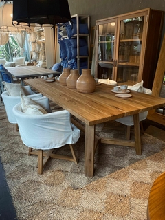 Mesa comedor de peteribí arenada en internet