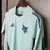 Camisa de treino masculina do Cruzeiro, na cor azul turquesa, com detalhes em azul escuro e logo da Adidas.