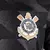 Detalhe do logo do Corinthians na camisa masculina cinza e branca da Nike, temporada 22/23.